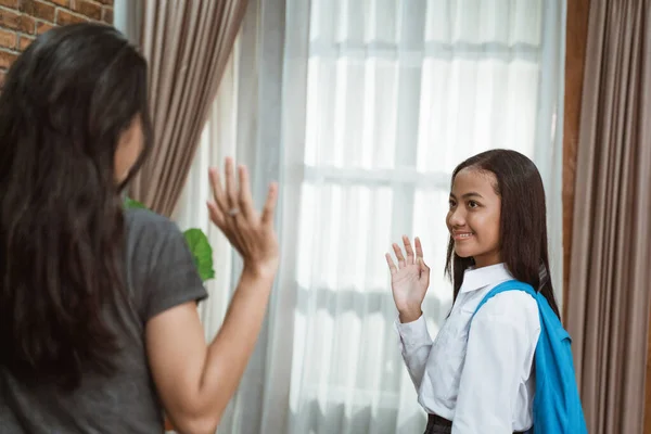 Asiático escuela estudiante saludando adiós a mamá — Foto de Stock