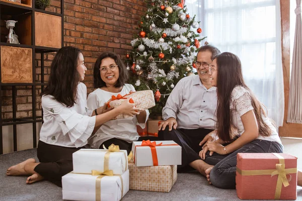 Ασιατική οικογένεια δώρο exchage κατά τη διάρκεια της ημέρας των Χριστουγέννων — Φωτογραφία Αρχείου