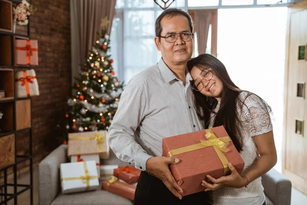 Asian daughter with her father holding gift box — 图库照片