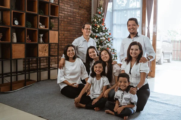 Asian happy family celebrating christmas together — 图库照片
