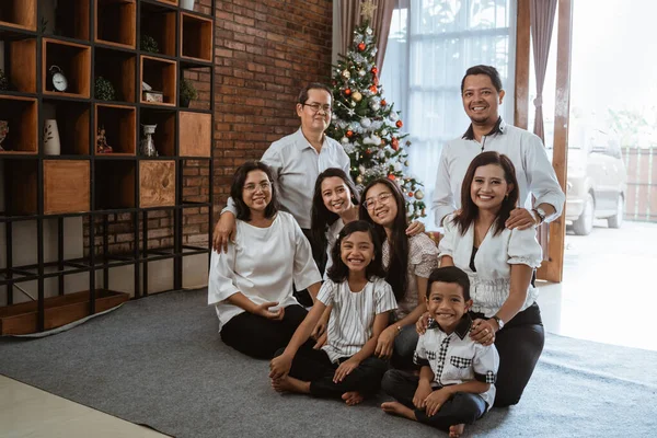 Aziatische gelukkig familie vieren kerstmis samen — Stockfoto