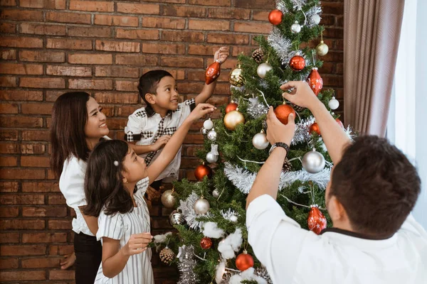 Οικογένεια και παιδιά κρέμονται διακόσμηση χριστουγεννιάτικο δέντρο — Φωτογραφία Αρχείου