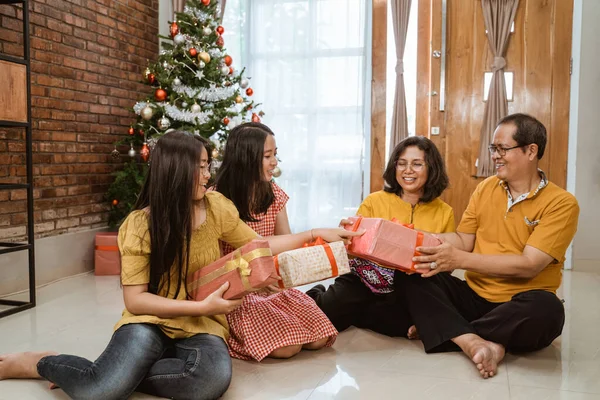 Asyalı aile hediyeleri Noel günü boşaltılır. — Stok fotoğraf