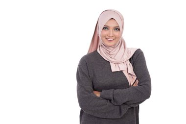 Çapraz elli tesettürlü kadın pozu ve kameraya bak.