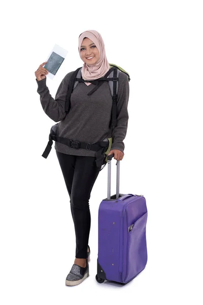 Donna viaggiatore Hijab in possesso di passaporto, biglietto e valigia — Foto Stock