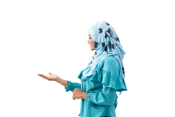 Mooie gesluierde vrouw staat met handen gebaar houden iets — Stockfoto