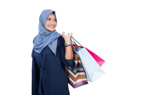 Asiática mayor velada mujer llevando bolsas después de ir de compras —  Fotos de Stock