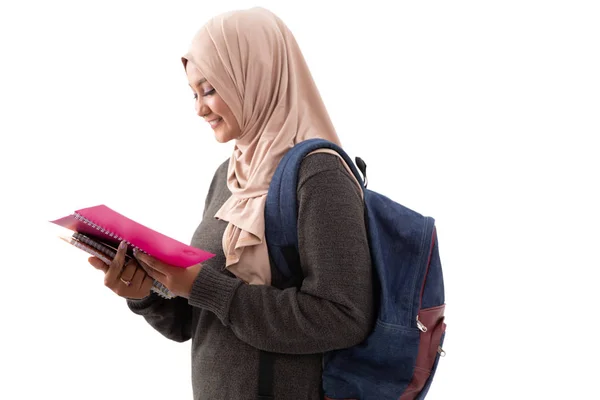 Guarda lato di studente universitario felicemente letto il libro e portando una borsa — Foto Stock