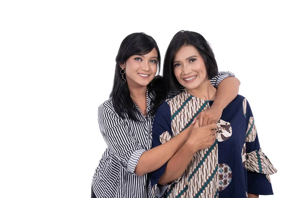 Asiática joven mujer abraza su madre para amar su —  Fotos de Stock