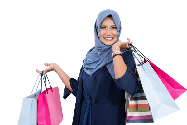 Asiático mais velho velado mulher feliz carregando um monte de sacos de compras — Fotografia de Stock