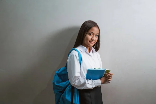 Vrouwelijke junior middelbare school student dragen uniform — Stockfoto