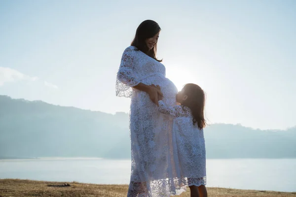 Madre incinta con figlia — Foto Stock