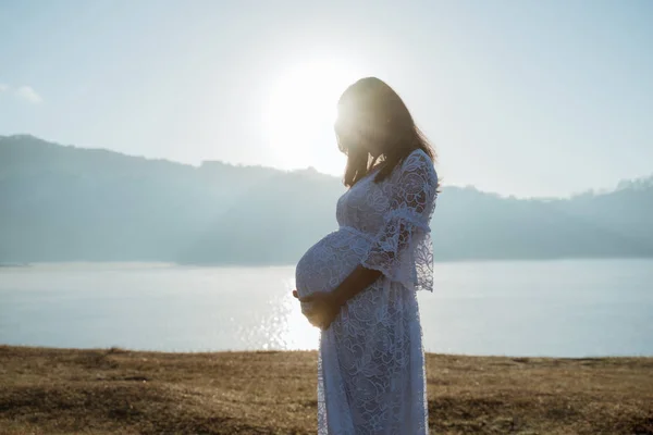 Madre embarazada sosteniendo su estómago —  Fotos de Stock