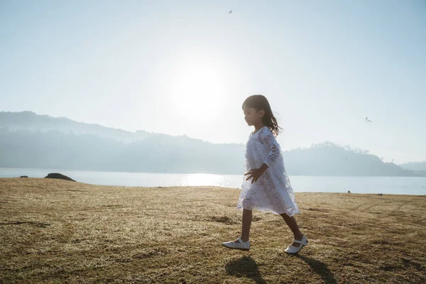 Asiático niño jugando un al aire libre — Foto de Stock