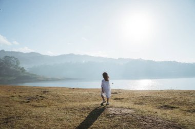 Asyalı çocuk açık havada oynuyor.