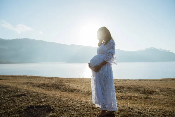 Ásia mãe grávida ter diversão no sunrise — Fotografia de Stock