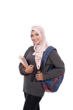 Kitap ve çanta taşıyan üniversite öğrencisinin portresi.