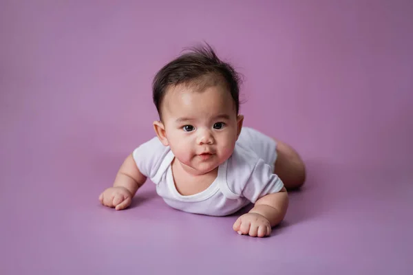 Bebé está en su desarrollo estomacal —  Fotos de Stock
