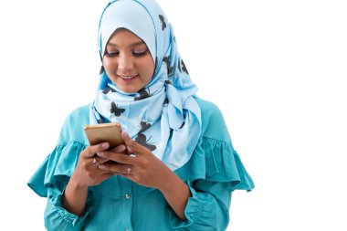 Akıllı telefon kullanan Asyalı peçeli kadını kapat.