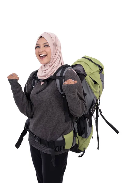 Έκφραση της επιτυχίας γυναίκα hijab μεταφέρουν σακίδιο πλάτης — Φωτογραφία Αρχείου