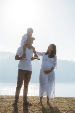 Asyalı aile gün doğumunda eğleniyor.