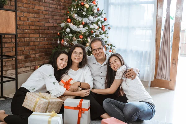 Asiático família celebrando Natal dia juntos em casa — Fotografia de Stock