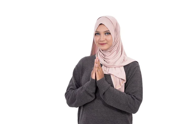 Mulher velada por gesto pede desculpas quando Eid — Fotografia de Stock