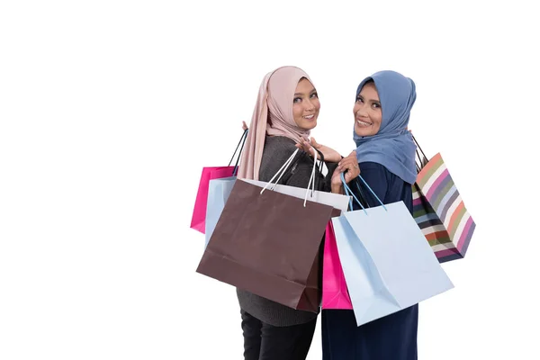 Asiático joven y viejo velado mujeres llevando bolsas de compras — Foto de Stock