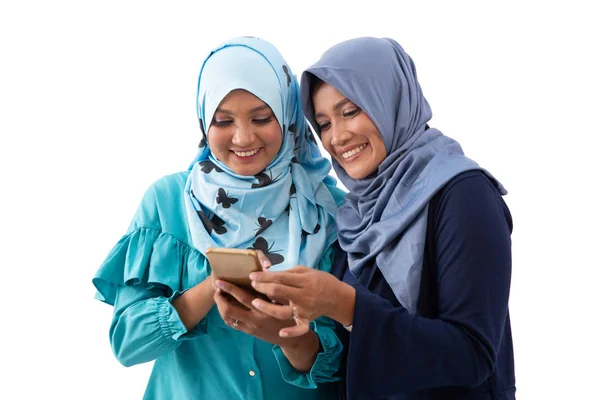 Retrato de uma jovem velada mostrando um smartphone para sua mãe e juntos vendo — Fotografia de Stock