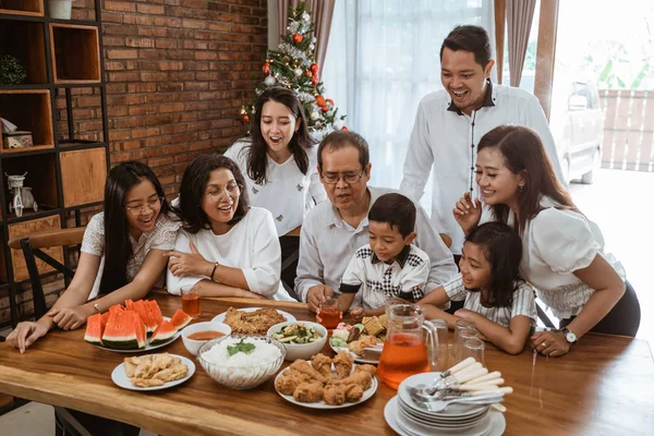 Asiatische Familientradition beim gemeinsamen Mittagessen am Weihnachtstag — Stockfoto