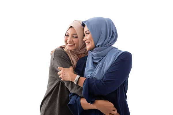 Asiática hijab mujer abraza su madre signo de amor unos a otros — Foto de Stock