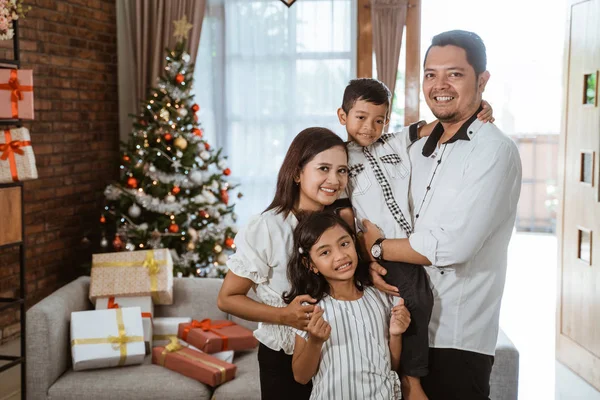 Азіатська сім'я з двома дітьми у вітальні — стокове фото