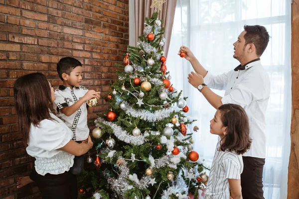 Família e crianças pendurado decoração árvore de Natal — Fotografia de Stock