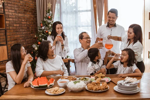 Asiático familia tradición tener almuerzo juntos en Navidad día —  Fotos de Stock