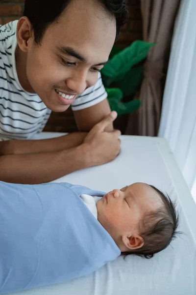 Vader kijk naar dochter als schattige slaap — Stockfoto