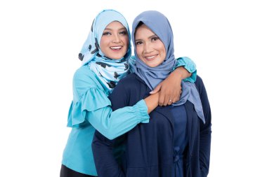 Asyalı kadın annesini sevdiği için ona sarılıyor.