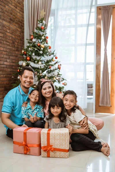 Gelukkig gezin glimlachen tijdens kerst — Stockfoto