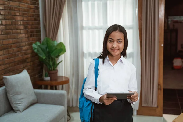 Feminino estudante do ensino médio júnior vestindo uniforme — Fotografia de Stock