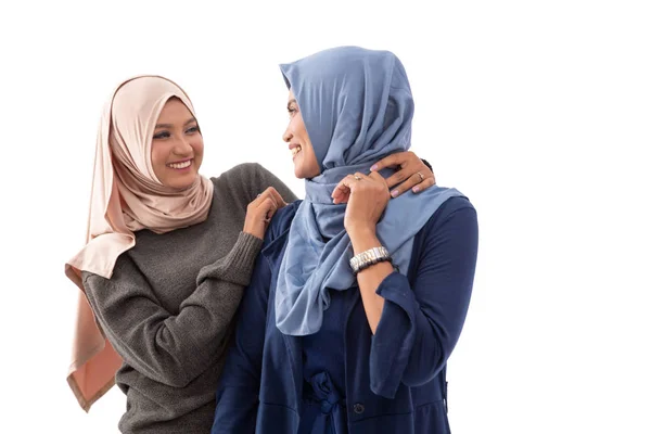 Азиатская женщина хиджаб обнимает свою мать за любовь к ней — стоковое фото