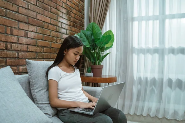 Asiático adolescente menina usando laptop em casa — Fotografia de Stock