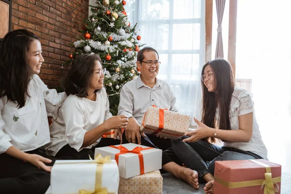 Ασιατική οικογένεια δώρο exchage κατά τη διάρκεια της ημέρας των Χριστουγέννων — Φωτογραφία Αρχείου