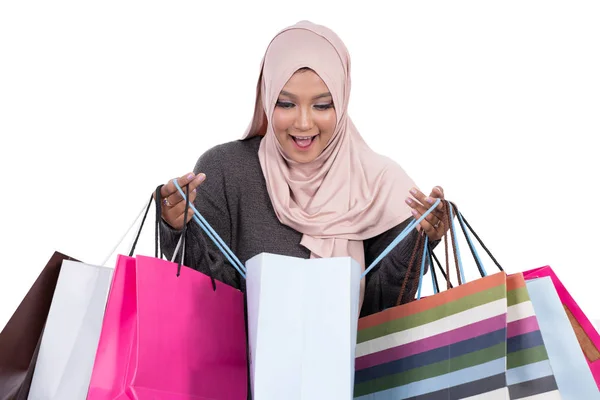 Primer plano de mujer velada impactada mirando en una bolsa de compras —  Fotos de Stock