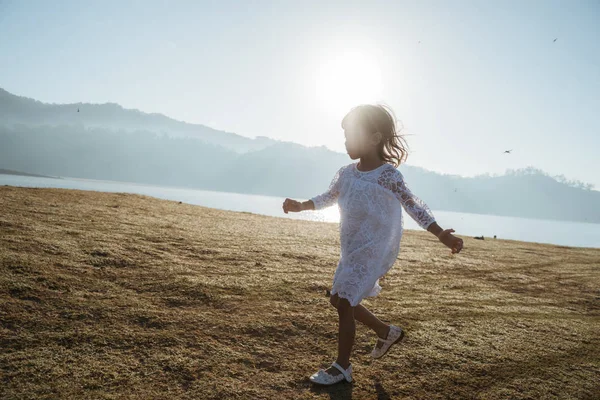 Aziatische kid spelen een outdoor — Stockfoto