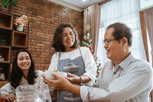 Kvinna som serverar mat hemma till jul — Stockfoto