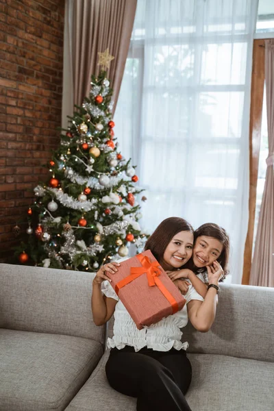 Filha e mãe presente no Natal — Fotografia de Stock