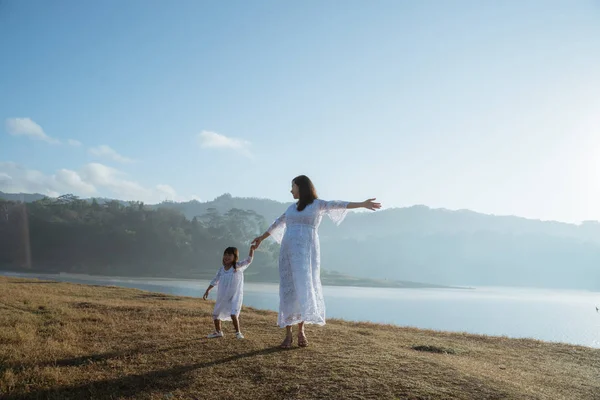 Mãe grávida feliz com filha — Fotografia de Stock