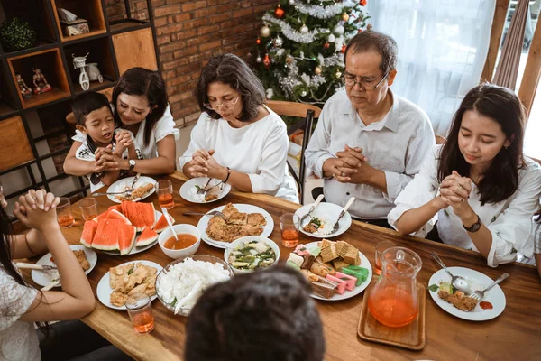 Família cristã rezando antes das refeições — Fotografia de Stock