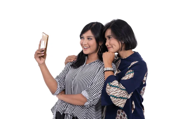 Retrato de la felicidad las mujeres jóvenes y su madre selfie con smartphone — Foto de Stock