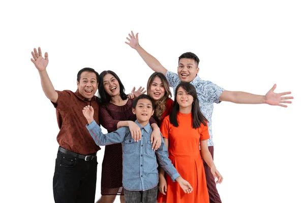 白人の背景に隔離されたアジア系の家族 — ストック写真