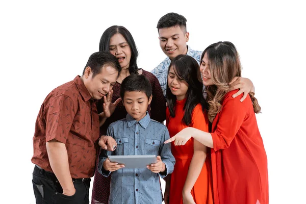Aziatische familie met behulp van tablet pc samen — Stockfoto
